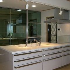 間仕切り壁を撤去して開放的なオープンキッチンへ