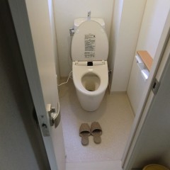 毎日の窮屈な動きから開放されます。ドアを折れ戸に取り替えました！