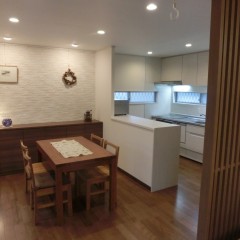 暖かい色合いのキッチンプラン。リビングからの視線を程よく隠す格子がアクセントです