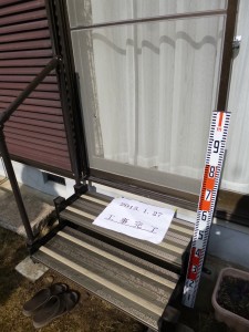 ２段のステップと片側に手すりも設置されています。