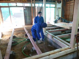 薬の散布による防蟻工事を行っています