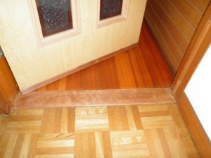 トイレと同様に敷居撤去により隙間が出来たため、ドア２下部の継ぎ足しと塗装を行いました。