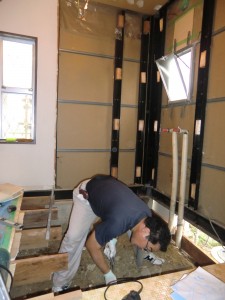 ユニットバスの入り口段差をフラットにするため土間を下げる工事です。既存の床組みを解体し新ユニットバスの土間を新設しています。