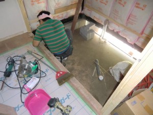 これまで床のきしみやたわみが多かったため、床の補強を兼ねてブロック基礎や土間を造作しています。