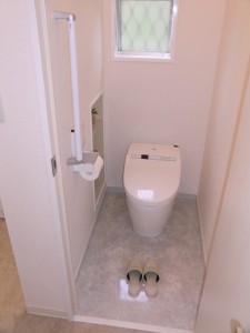 汚れがさっと拭きとれるセラミック製の床でレストルームはお手入れ簡単、いつも清潔です。