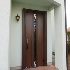 たった１日で玄関ドアをリフォーム