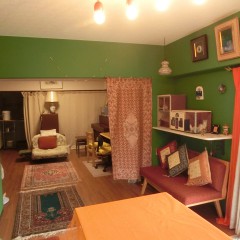 友人達が集うモロッコ風リビングルームへ