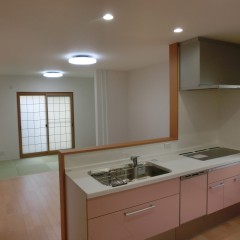 キッチンと和室を一体化させ空間に広がりを・・・