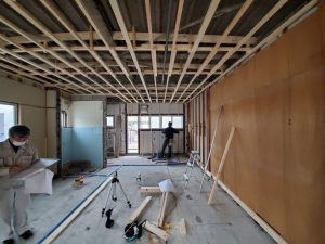 工事中。リビング側から。全体をスケルトンに。