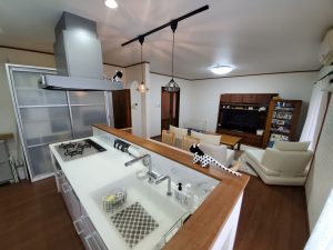 キッチンからリビングが見渡せるようになりました。