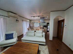 リビングのテレビ位置から。キッチンを見渡せるようになりました。