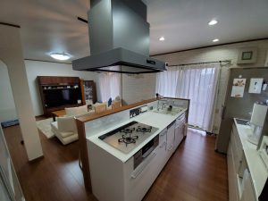 オープンキッチンで室内空間が魅力的です。