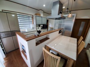 造作カウンターに埋め込み収納を作りました。