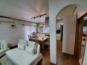 奥様の提案がカタチなったアーチ形の壁。