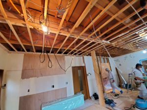 工事中。独立型キッチンを外してスケルトンに。