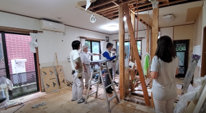 営業担当者と職人さんの現場打ち合わせ。