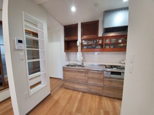 奥様の使い勝手がいい吊戸棚は再利用しました