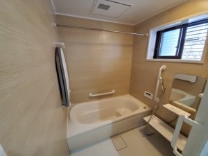 ゆったりと足が延ばせる明るい浴室です