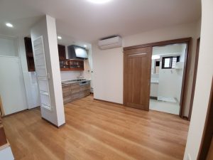 元々あった柱に棚を造作して、思い出を残しました