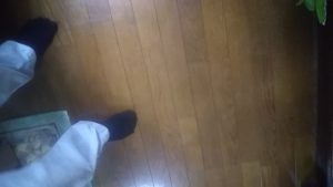 歩くたびに軋みます。