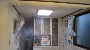 工事中の埃から養生をして家具を守ります。