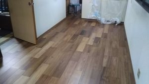 モダンな風合いのフローリングで明るいリビングになりました。