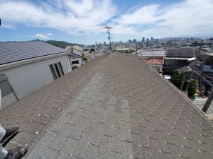 屋根の劣化が進むと雨漏りのリスクが上昇します。