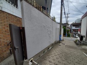 時間の経過とともに外壁塗装が剥がれてきました。