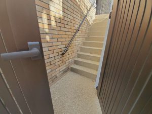 防水処理を施した土で滑りにくい仕上げにしました。