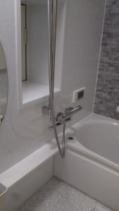 カウンターを設置することで、洗面器や洗面道具を置くスペースができました。