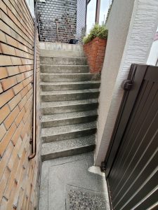 外階段は水はけが悪く、滑らないか心配でした。