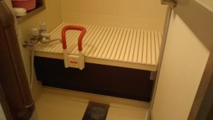 またぎが深く、浴槽の出入りが不安でした。