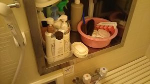 窓枠しか置き場がなく、物を取るたびに立ち上がるのが億劫でした。