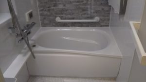 手すりを持つことにより、浴槽内での姿勢安定します。