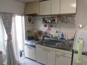 入居当初の、セクショナルキッチンの経年劣化が進んでいます。