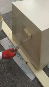 換気扇カバーの表面を塗装で仕上げます。