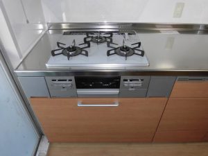 卓上用ガスコンロをビルトインコンロに取替え、油汚れも拭きやすくお掃除がしやすくなりました。