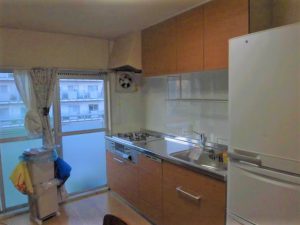 キッチンパネルをホワイト調にしてことで、清潔感のある明るいキッチンなりました。システムキッチンで家事動線も便利になり、収納力もアップしました