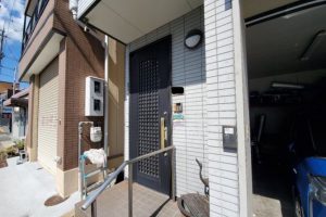 経年劣化のためか、ドアの開閉がしづらくなってきました。