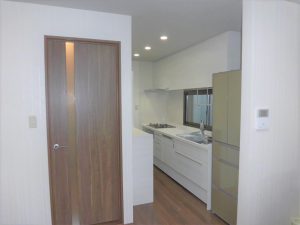 ウォールキャビネットを取り付けました。格段の収納力です。