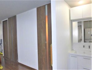 深い木肌の表情が室内全体を引き締めます。