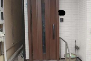 採光と通風機能で玄関の匂いが解消されて、ドア開閉もピタットkeyでラクになりました。