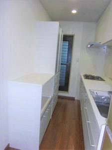 キャビネットをキッチンと揃えて美しく上質な空間になりました。