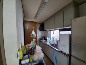 吊戸棚が高く手が届かず、つい手元に並べていました。