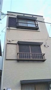 足場が狭く脚立での作業に安全対策を図り行いました。