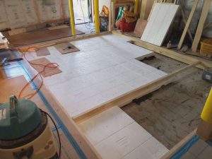 コンクリート土間から住宅用床にします。底冷えしないように断熱材十分に入れます。