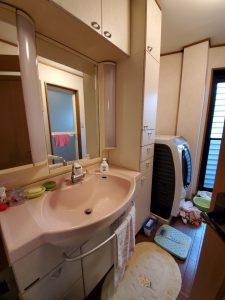 収納スペースが高く収納が不便でした。