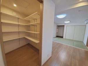 大容量のウォークインクローゼットで収納力は抜群です。