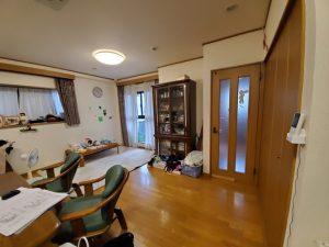 丁寧に使われていましたが、経年劣化によるフローリングの傷が目立ちます。