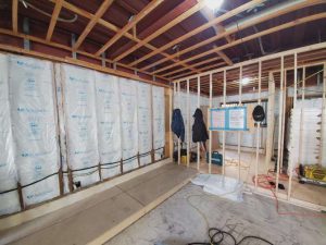 床と同様に壁にも断熱材を入れます。